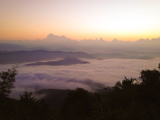 Obraz premium Sunrise with foggy on mountain in Thailand