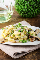 Tortellini with cream, mushrooms and peas