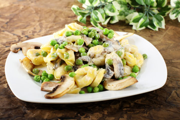 Tortellini with cream, mushrooms and peas