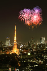 Obraz premium Fireworks celebrating over Tokyo cityscape at night