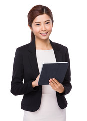 Businesswoman use of tablet