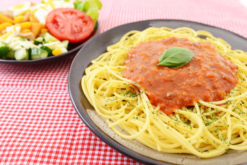 ミートソーススパゲティとサラダ