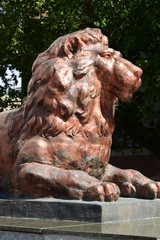 Fototapeta na wymiar Bronze sculpture of a lion