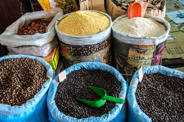 Kaffeebohnen und Mais auf arabischem Markt in Marrakesch