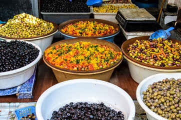 Oliven auf arabischem Markt in Marrakesch