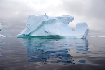 Zelfklevend Fotobehang huge iceberg reflected in the ocean © fivepointsix