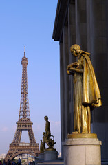 Fototapeta na wymiar statue in front on eiffel tower, paris, france