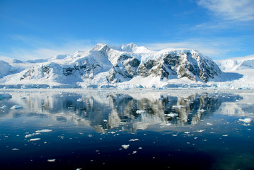 Fototapeta na wymiar mountains in antarctica