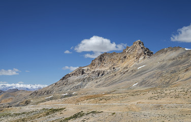 Obraz premium Road at the bottom of mountain