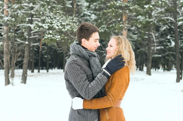 Obraz premium Happy Young Couple in Winter Park having fun