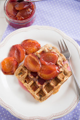 Waffeln mit Zwetschgenröster