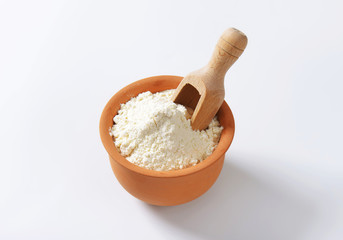 Fototapeta na wymiar Wheat flour in terracotta dish