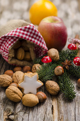 Jutebeutel mit Nüssen, Zimtstern und Apfel
