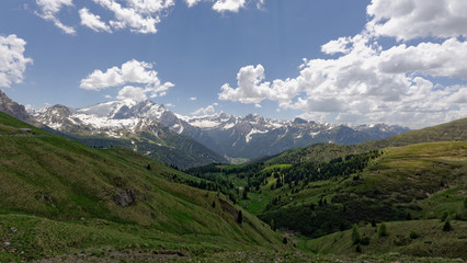Fototapeta na wymiar Les Dolomites au Col de Sella 2240m