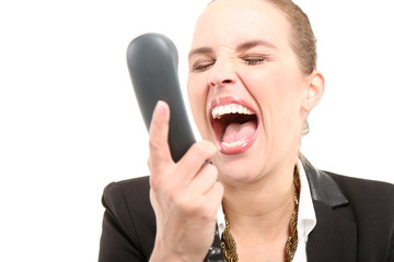 Frau schreit ins Telefon