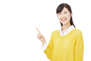 指差す女性