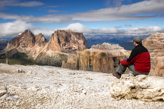 Young man looking at Punta Grohmann, Cinquue Dita, Sasso Lungo,
