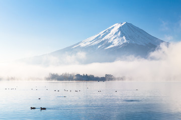 Berg Fuji en Kawaguchiko-meer met ochtendmist in de herfst s