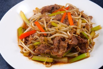 牛肉とセロリのオイスターソース炒め