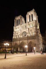 Fototapeta na wymiar Notre Dame cathedral at night with people