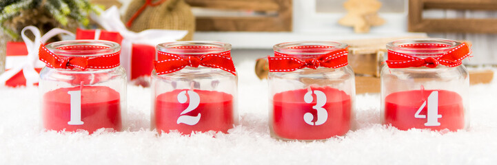 rote kerzen im glas zum 4. advent