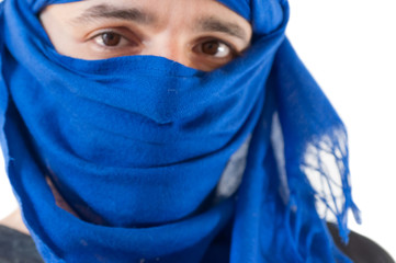 Naklejka premium Close up of man wearing blue keffiyeh against white background