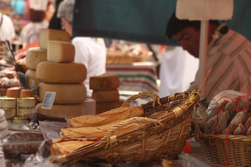 Puesto de venta de productos de granja en la feria de Espelette, Francia