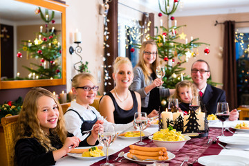 Familie bei Weihnachtsessen 