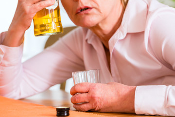 Alkoholikerin trinkt Schnaps