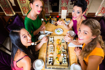 Frauen essen Shushi im Asiatischen Retaurant