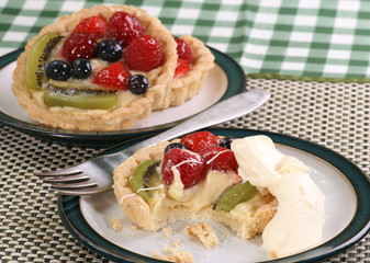 fruit tart with cream