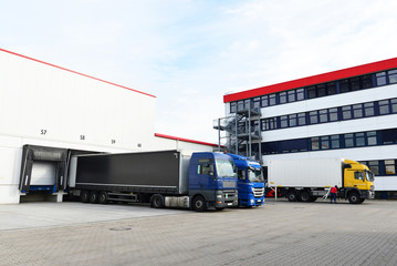 LKW´s zur Beladung am Depot einer Spedition