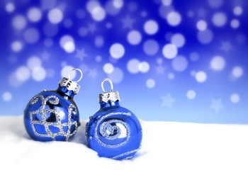 Weihnachten / blaue Christbaumkugeln / Bokeh