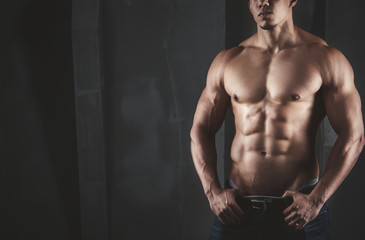 Close up of young muscular man lifting weights - obrazy, fototapety, plakaty