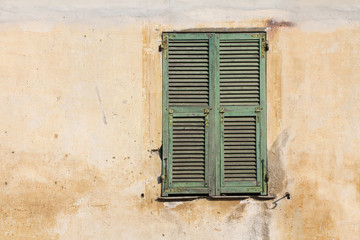 Fototapeta na wymiar Old green wooden window
