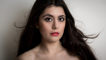 Fototapeta premium Portret pięknej młodej kobiety brunetka patrząc na Ca