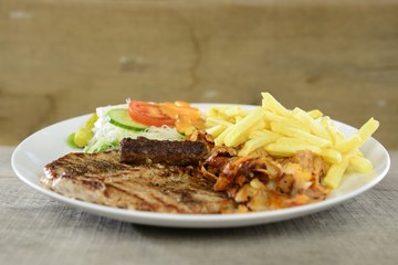 Grillteller mit Pommes
