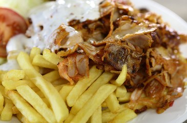 Gyrosteller mit knusprigem Fleisch