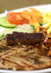 Grillteller mit Pommes