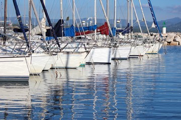 Panne à voiliers dans un port de plaisance