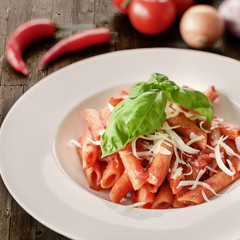 Ein Teller Penne all´arrabbiata Nudeln mit Parmesan