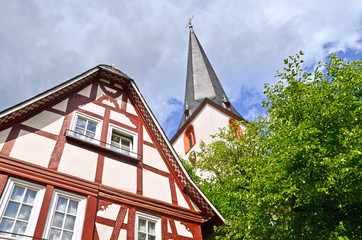 Fototapeta na wymiar Fachwerkhaus und Kirche in Traben-Trarbach, Mosel Deutschland
