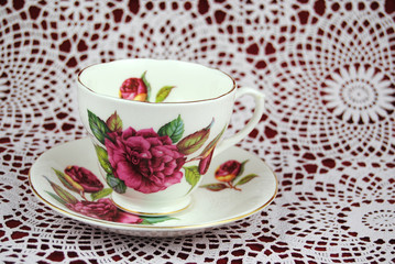 Antieke kop en schotel met bloemen en een gouden randje