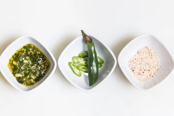 Crédence de cuisine en verre imprimé Entrée Sesame seeds, pesto sauce and freshly cut chillies
