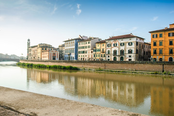Veduta dei Lungarno Gambacorti di Pisa, Italia