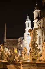 Piękna fontanna Neptuna nocą na Piazza Navona, Rzym, Włochy