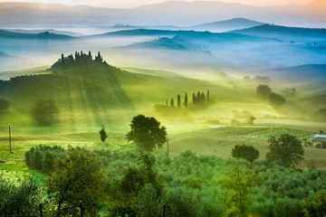 Foto op Canvas Prachtig uitzicht op groene velden en weiden bij zonsondergang in Toscane © shaiith