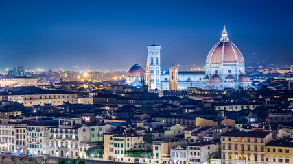 Fototapeta na wymiar Basilica at nighti n Florence, Italy