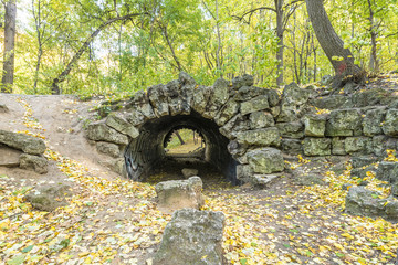 Fototapeta na wymiar Stone grotto in the autumn park