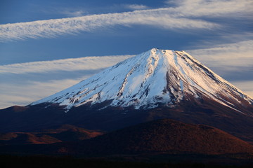 Fototapeta premium Góra Fuji późną jesienią